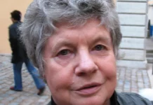 Biblioteca Británica incorpora el archivo literario de A. S. Byatt, autora de ‘Posesión’ Retrato de la novelista británica A. S. Byatt, con cabello gris rizado, en una calle empedrada.