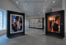 ‘Krasner and Pollock: Past Continuous’: el Met delinea todo el arco creativo de la gran pareja del expresionismo abstracto Sala de la exposición ‘Krasner and Pollock: Past Continuous’ con tres grandes pinturas abstractas sobre paneles negros en el Met.